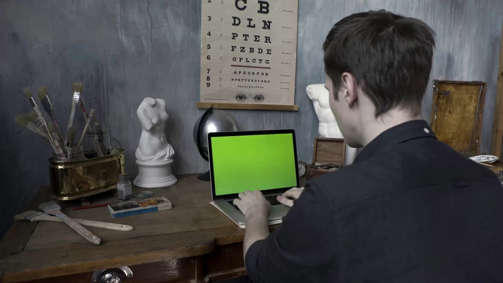 Cómo influyen las pantallas en la salud visual y cuándo acudir al oftalmólogo