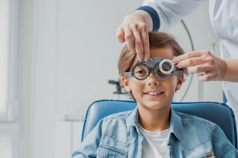 Revisión Oftalmológica en Niños: ¿A Qué Edad Llevarlos y Por Qué Es Fundamental?