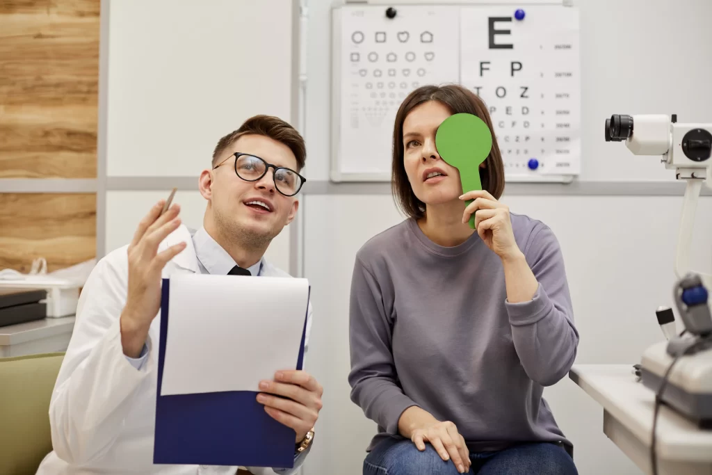 Diferencia entre oftalmólogo y optometrista: ¿A quién debes acudir según tu caso?