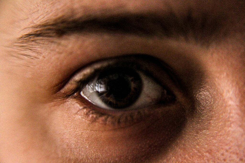¿Qué hacer si entra un químico en el ojo? Guía de primeros auxilios y cuándo acudir al oftalmólogo