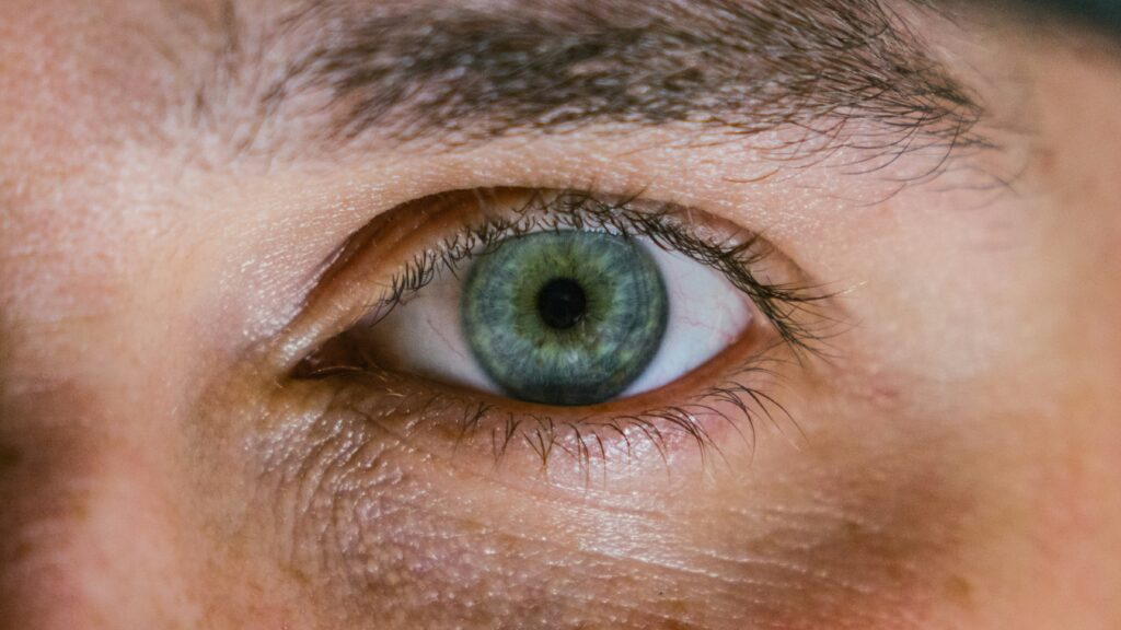 ¿Qué significa ver destellos de luz en los ojos? Causas y señales de alarma