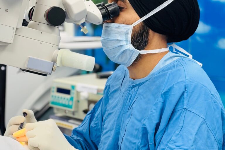 Cirujano oftalmólogo operando con microscopio quirúrgico