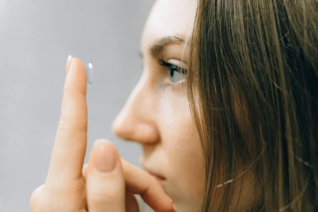 Mujer colocándose un lente de contacto